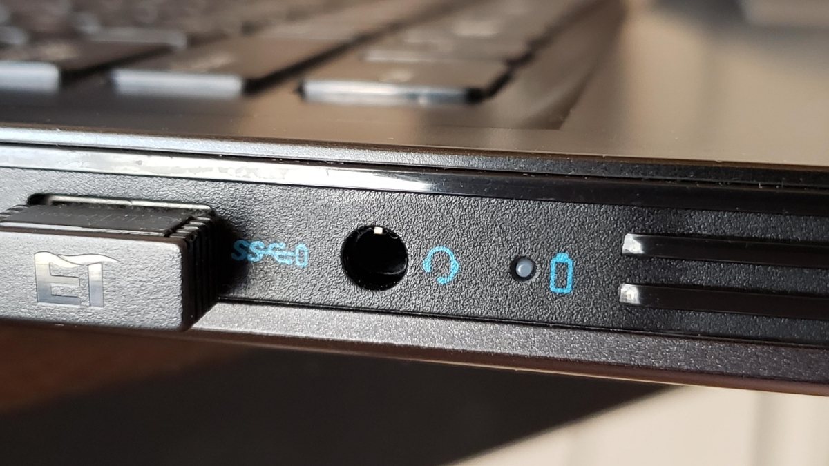 Vệ sinh nhẹ nhàng cổng tai nghe