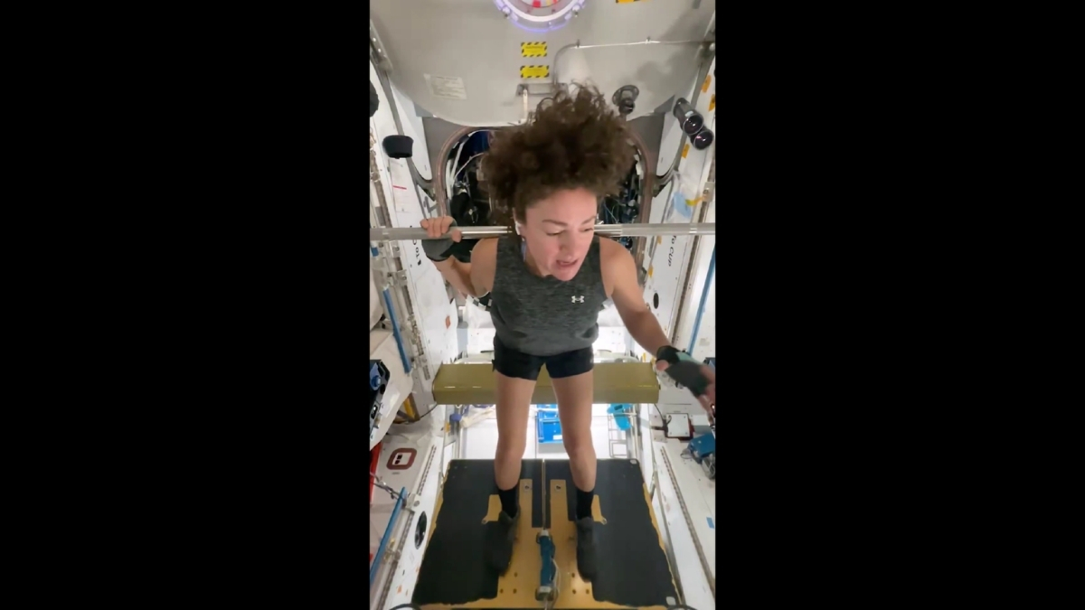 Sự xuất hiện của chiếc tai nghe AirPods trên tai nữ phi hành gia Jessica Meir