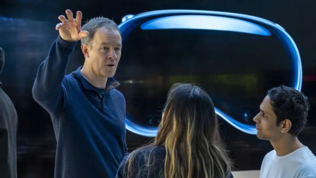 Trước đó, cựu COO Jeff Williams (người bên trái bức ảnh) của Apple cũng đã nghỉ hưu vào tháng 11