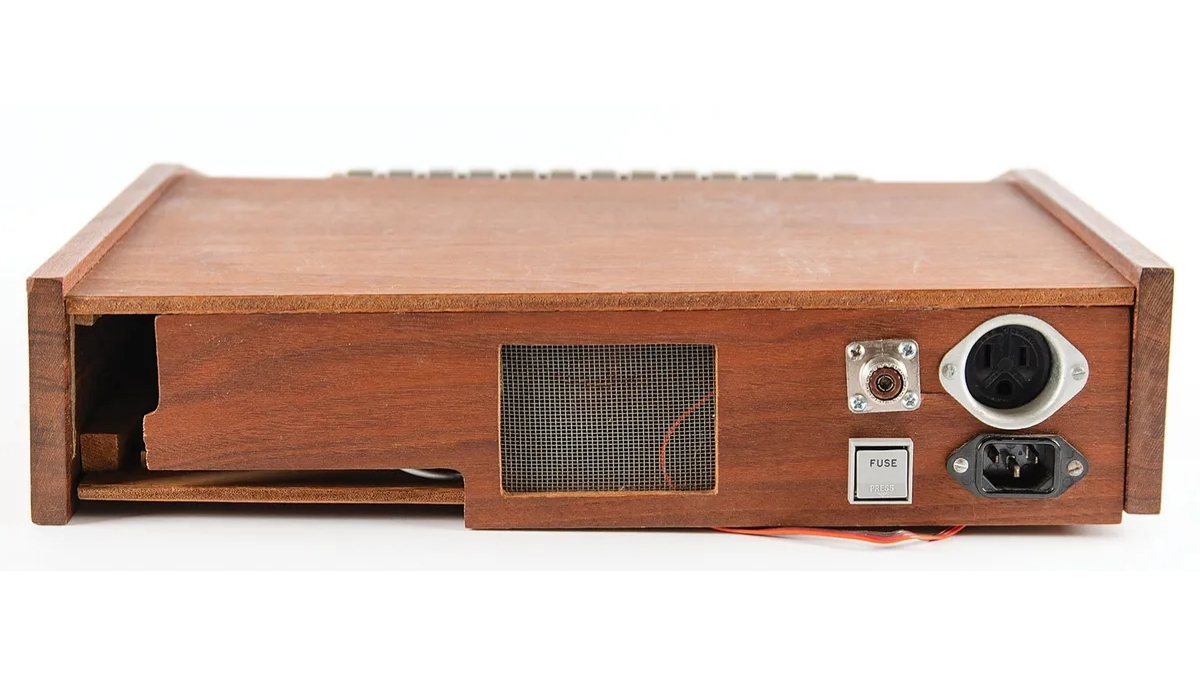 Một chiếc máy tính Apple-1 cực kỳ hiếm có đã được bán với giá 475,000 USD (khoảng 12.5 tỷ VNĐ)
