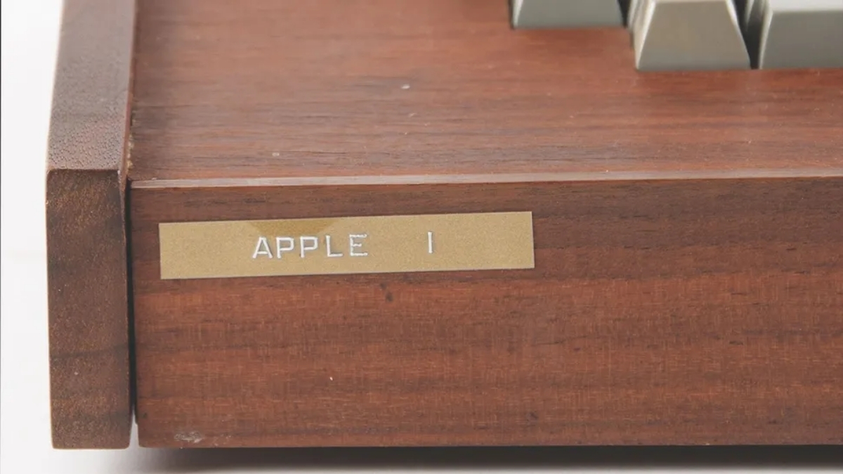 Cỗ máy "khai sinh" ra Apple: Apple-1 vỏ gỗ siêu hiếm được bán đấu giá gần nửa triệu USD