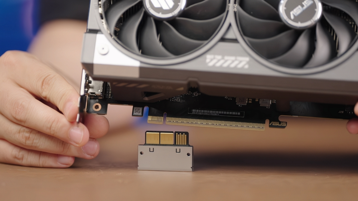 ASUS đã thiết kế lại cả card đồ họa và bo mạch chủ