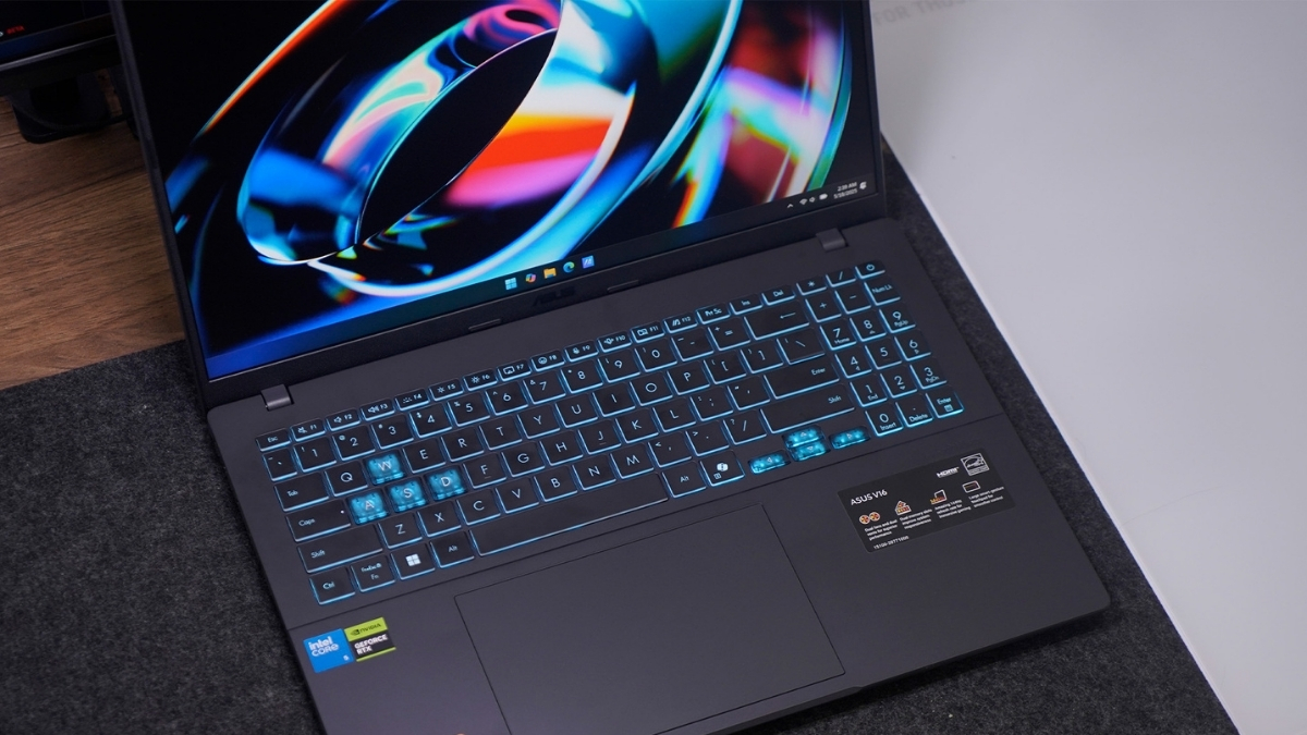 Gaming V16 sở hữu bàn phím đèn nền xanh Turbo và cụm phím WASD trong suốt