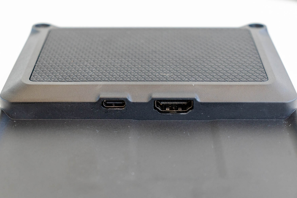 Hai cổng kết nối chính là HDMI cùng USB-C hỗ trợ DP Alt Mode của Corsair Xeneon Edge