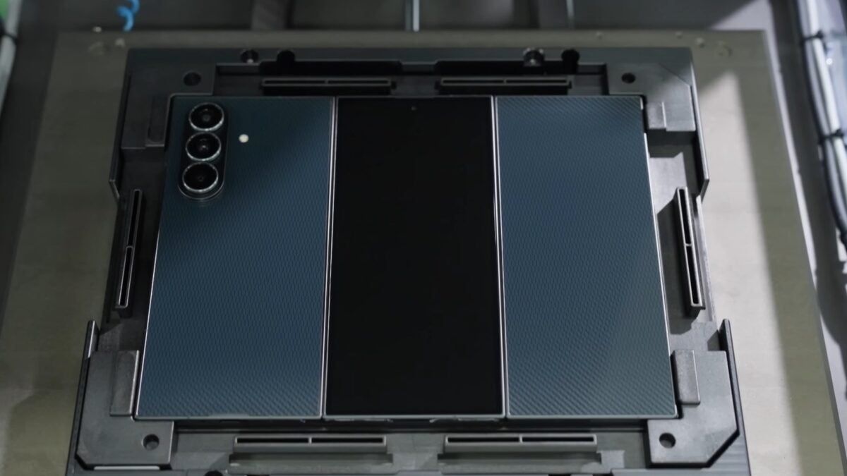Samsung tung video cận cảnh quy trình lắp ráp Galaxy Z TriFold