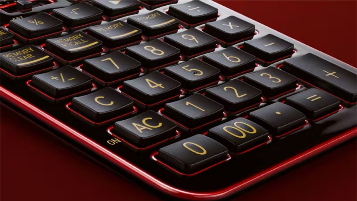 Mỗi phím bấm cũng như phần viền mặt trước đều được điểm xuyết bằng màu đỏ, đi kèm với các ký tự được in nhũ vàng