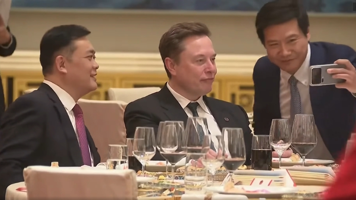 Khoảnh khắc CEO Xiaomi selfie cùng Elon Musk đang gây bão toàn cầu