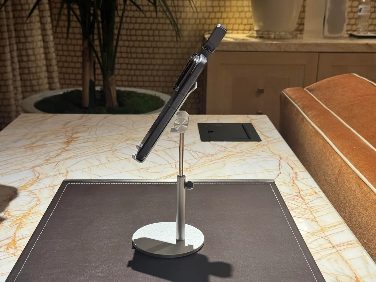 Robot Phone có thân máy dày hơn đáng kể so với mặt bằng chung các smartphone siêu mỏng hiện nay