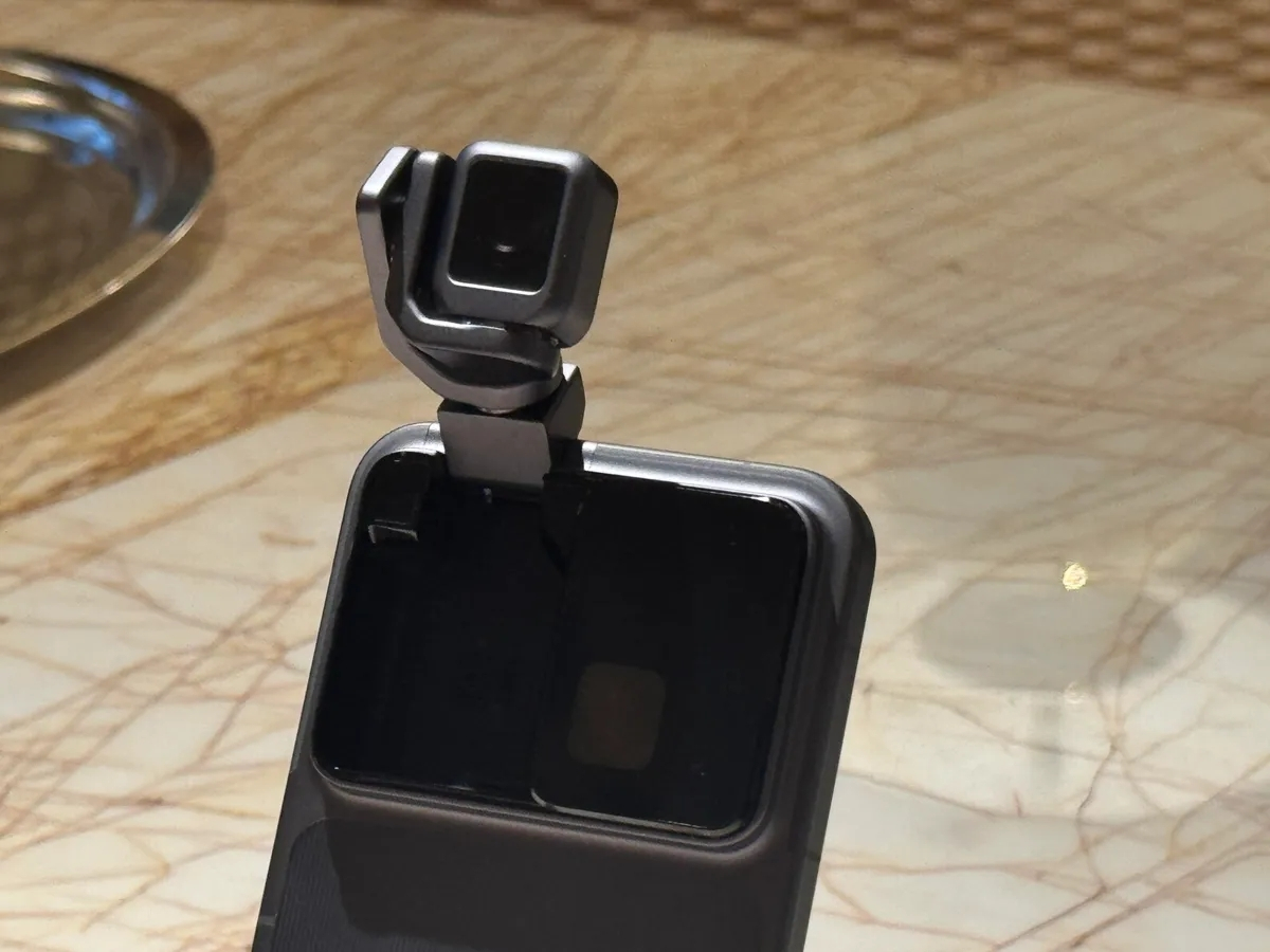 Robot Phone sở hữu cụm camera gắn trên hệ thống gimbal thu nhỏ, có khả năng bật mở ra khỏi thân máy