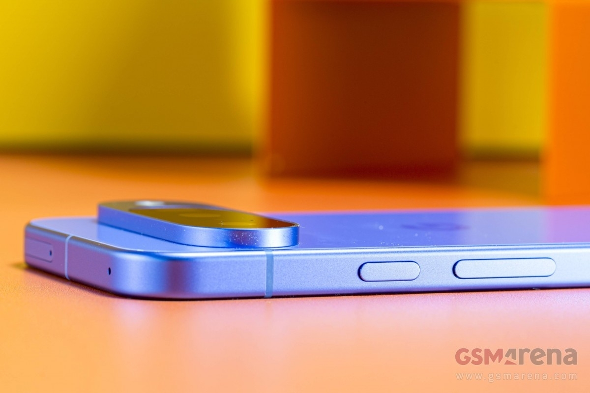 Vị trí đặt phím nguồn trên Google Pixel 10 hơi bất tiện