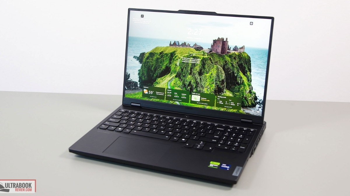 Lenovo Legion Pro 7i sử dụng màn hình IPS, là lựa chọn tốt trong phân khúc.