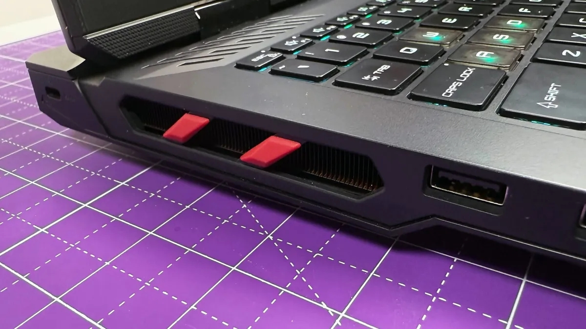 Hệ thống tản nhiệt trên MSI Raider 18 HX AI hiệu quả dù tiếng ồn khá lớn