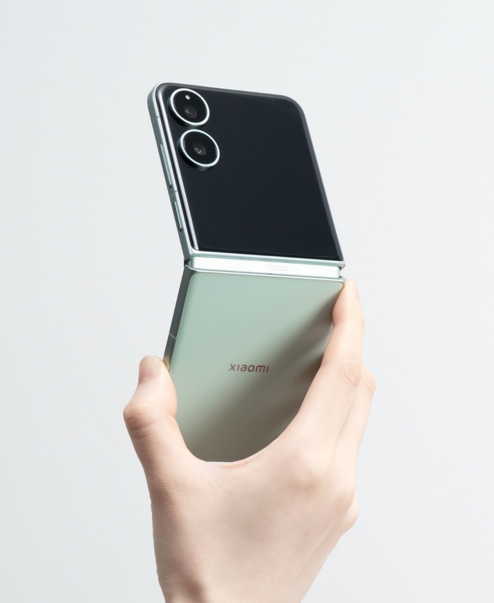 Xiaomi MIX Flip 2 cho cảm giác cầm nắm thoải mái và chắc chắn