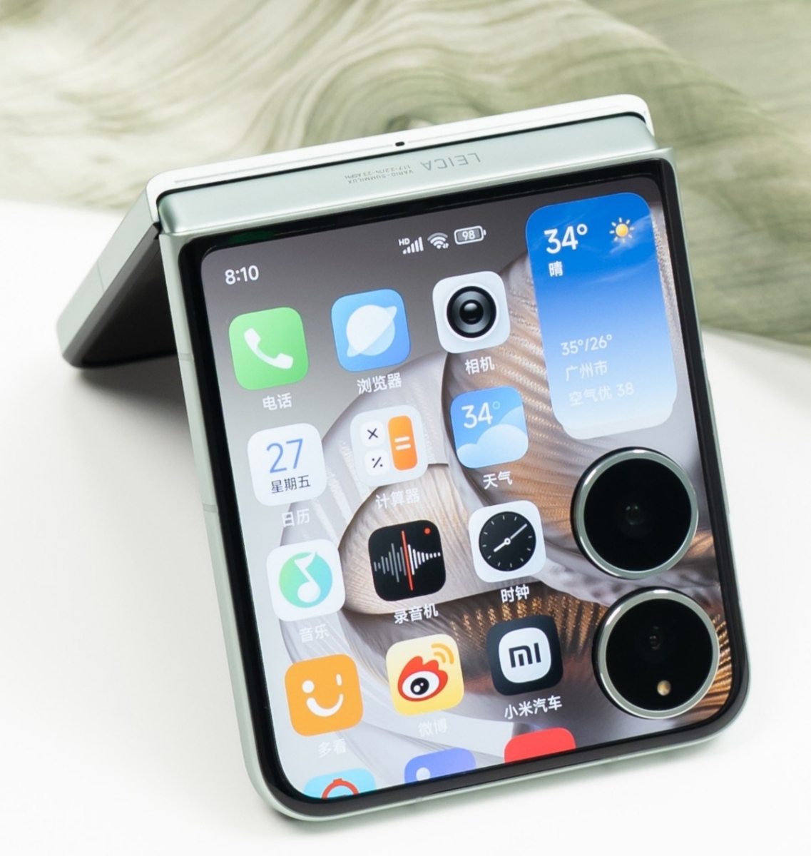 Màn hình ngoài của MIX Flip 2 có các cạnh cong nhẹ cho cảm giác vuốt mượt mà