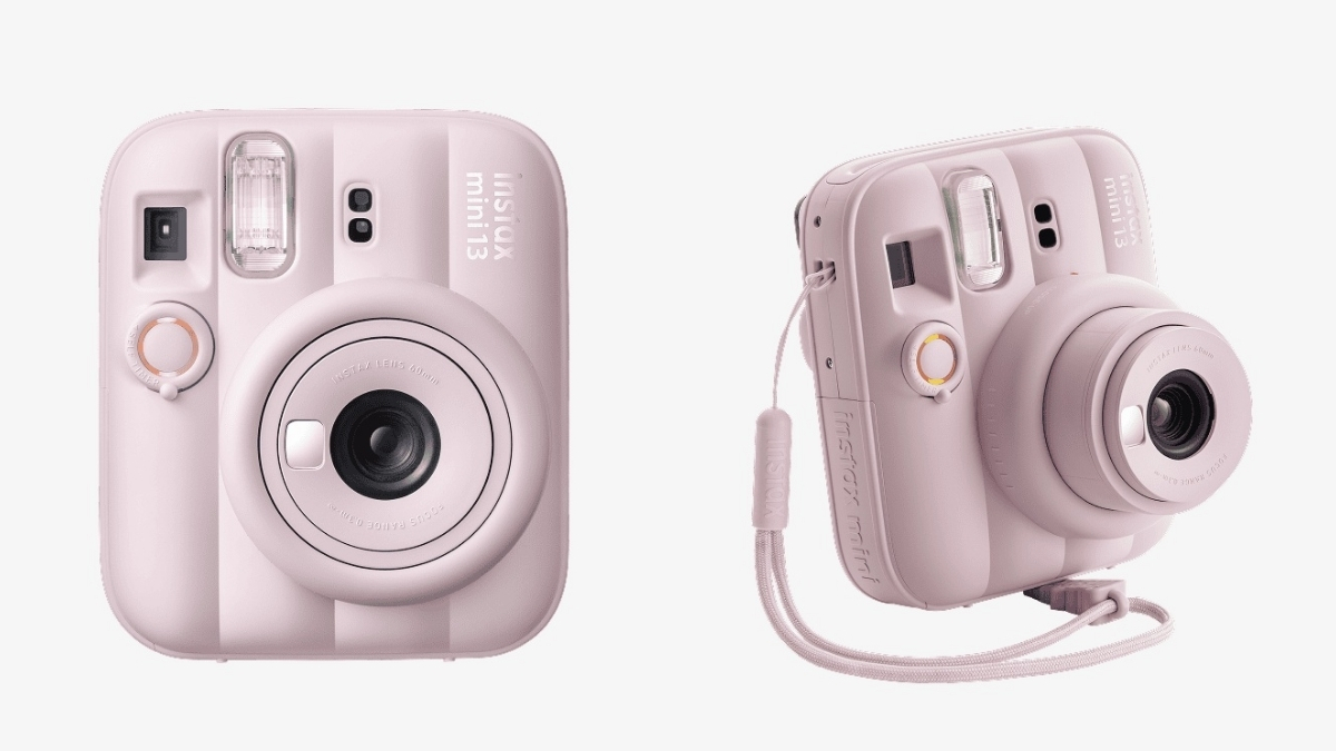 Phụ kiện điều chỉnh góc chụp của Fujifilm instax mini 13 được gắn sẵn vào dây đeo