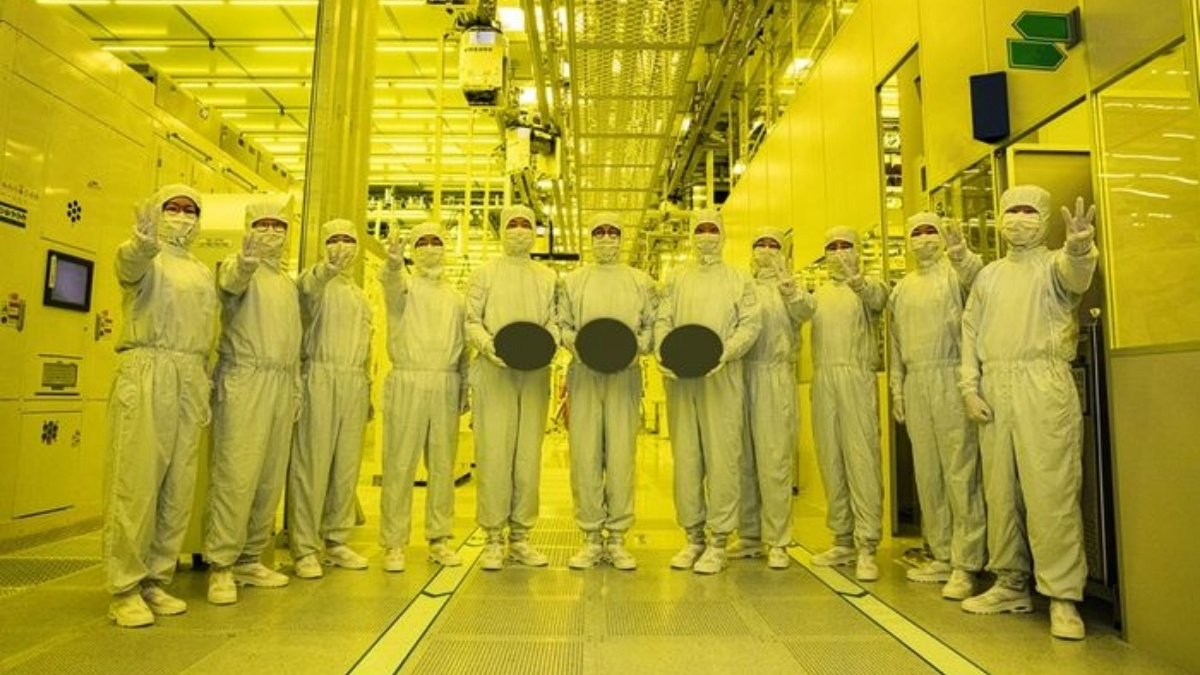 Phòng sạch sản xuất chất bán dẫn trong nhà máy Samsung Electronics