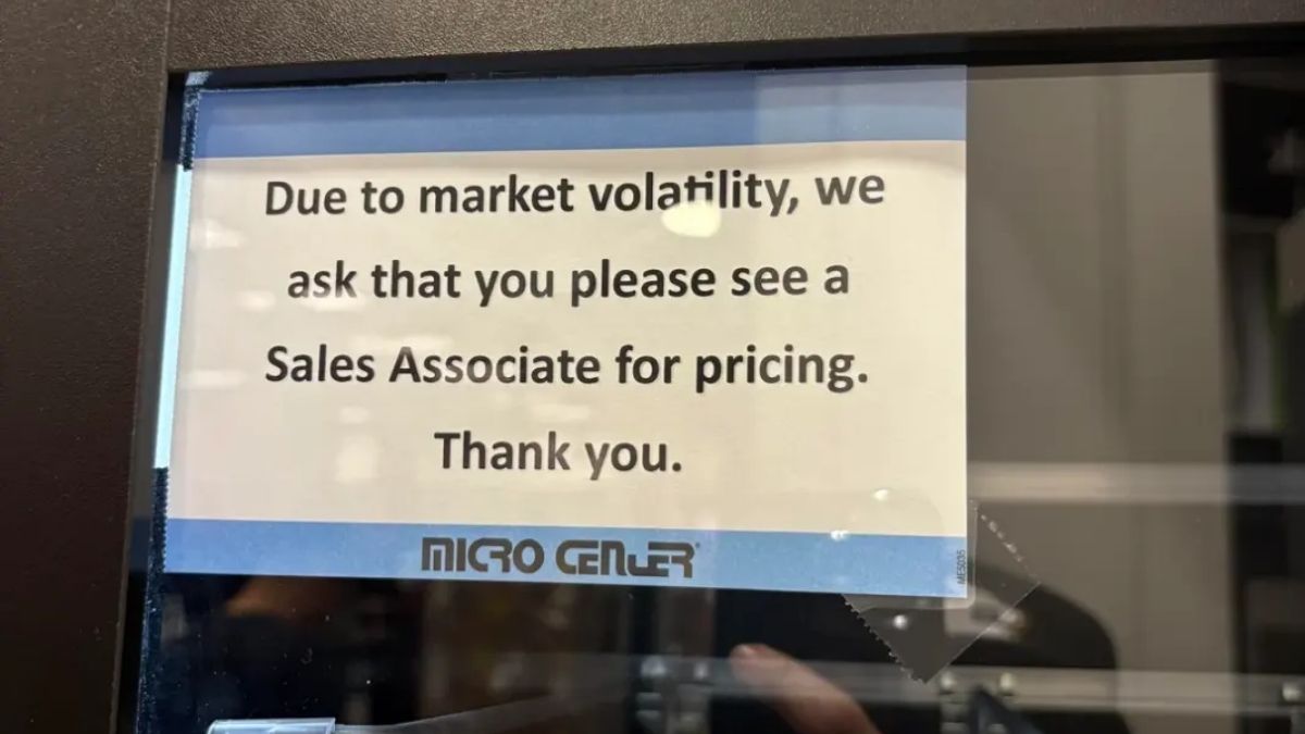 Tại nhiều cửa hàng máy tính ở Mỹ hiện nay, khu vực bày bán RAM không thể niêm yết thông tin giá cả