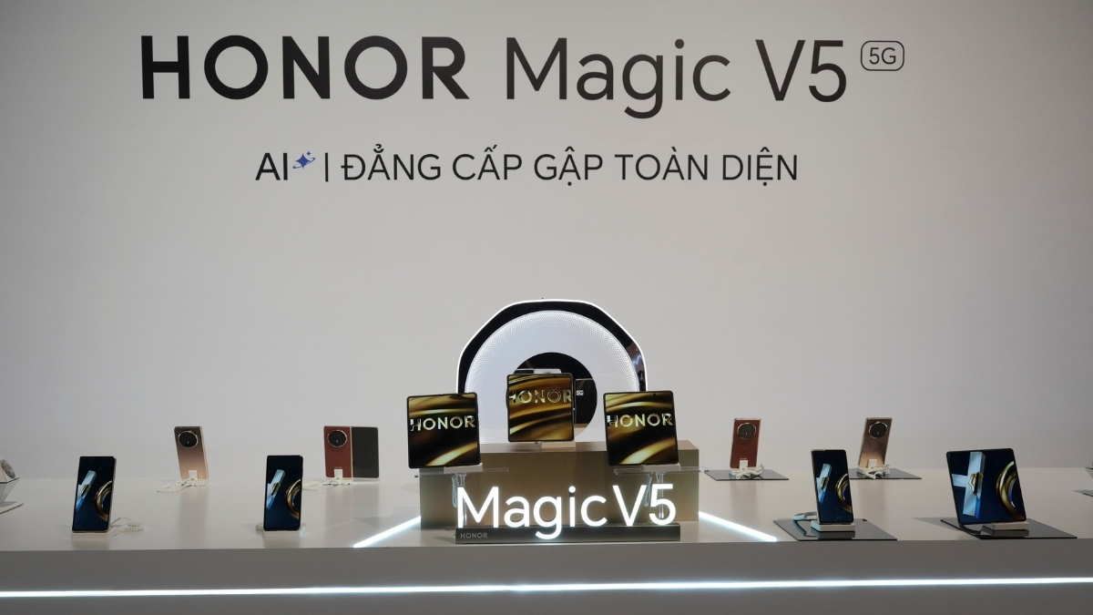 Magic V5 sở hữu hai màn hình LTPO OLED 120Hz có độ sáng tối đa lên tới 5,000 nits