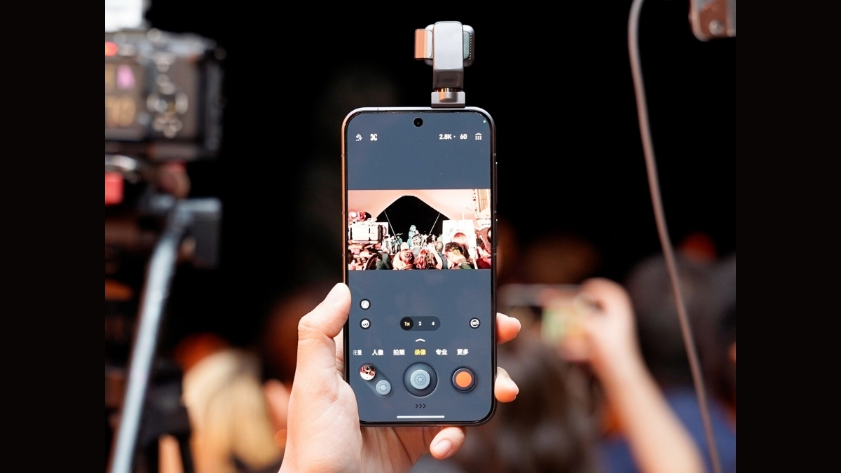Cụm camera này còn có thiết kế tương tác vô cùng độc đáo khi có thể gật đầu hoặc lắc đầu
