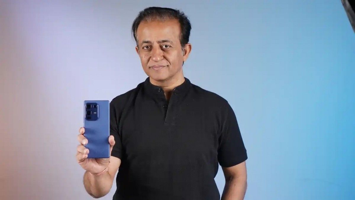 CEO của Infinix Ấn Độ đang cầm chiếc Note 50s 5G Plus