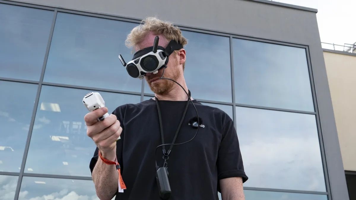 Antigravity A1 kết hợp cùng kính Goggles và bộ điều khiển chuyển động