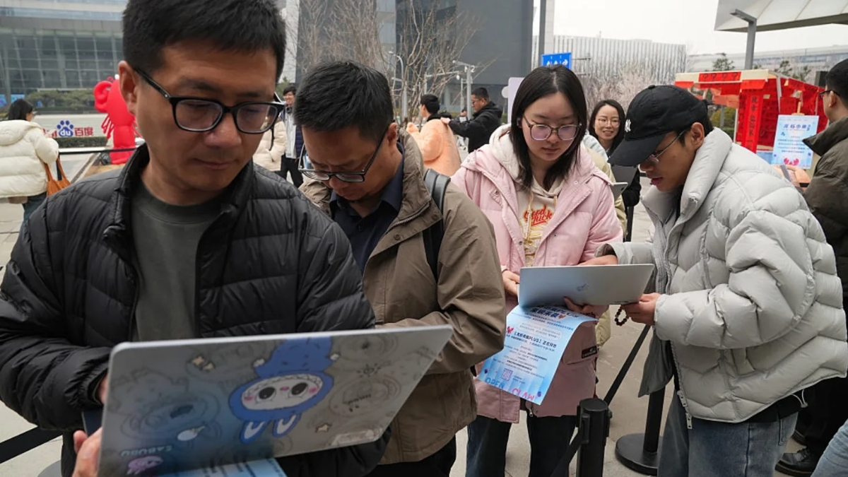 Người dùng Trung Quốc đang có xu hướng mua thêm một chiếc laptop riêng hoặc thuê máy chủ đám mây chỉ để chạy AI