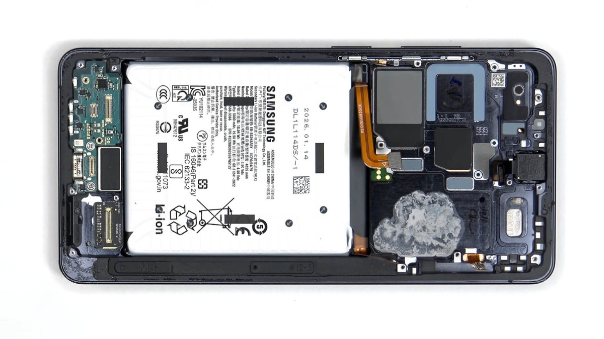 Samsung đã bọc viên pin trong một chiếc túi kéo với các cạnh được đánh dấu rõ ràng