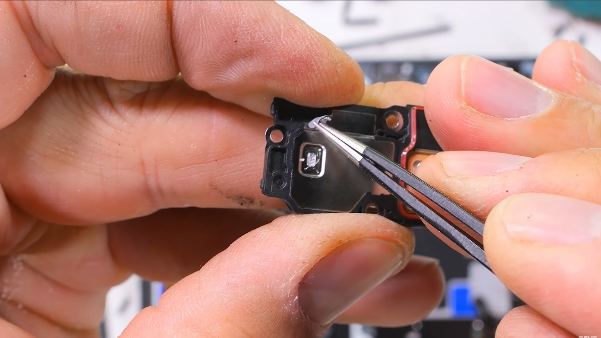 Những hạt xốp siêu nhỏ được nhồi bên trong hộp loa giúp tăng diện tích dội âm