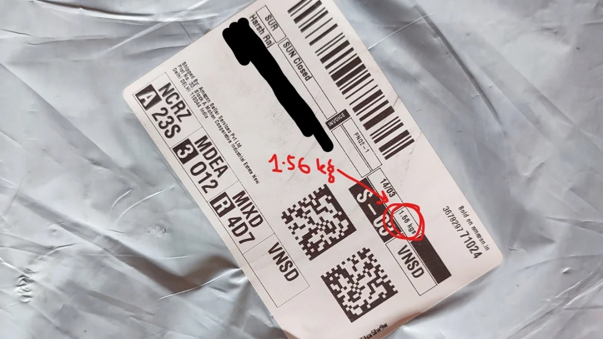 Bằng chứng ảnh chụp trọng lượng ghi trên nhãn vận chuyển của gói hàng chỉ là 1.56kg