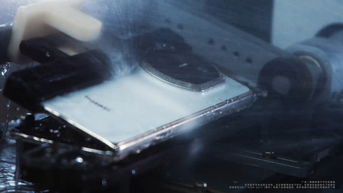 HUAWEI Mate X7 chứng tỏ độ bền vượt trội với khả năng kháng nước nóng 80°C và chuẩn IP59