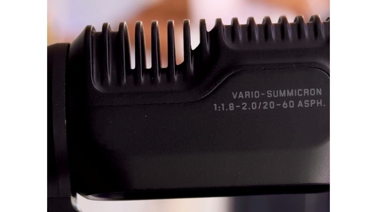 Hình ảnh cận cảnh đầu gimbal của Insta360 Luna Ultra cho thấy phạm vi zoom quang học 3x