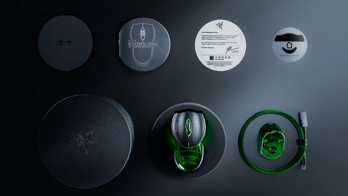 Đi kèm là bộ phụ kiện xa xỉ gồm dock sạc Mouse Dock Pro, bao da cao cấp và một khung hiển thị LED