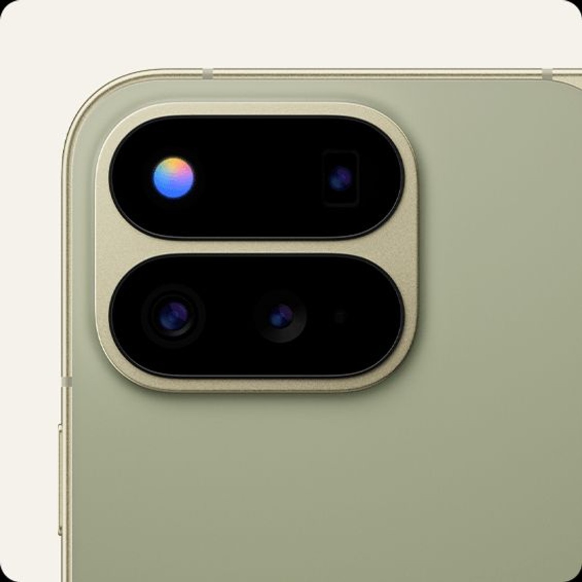 Cận cảnh cụm camera và đèn flash siêu lớn trên Pixel 11 Pro Fold