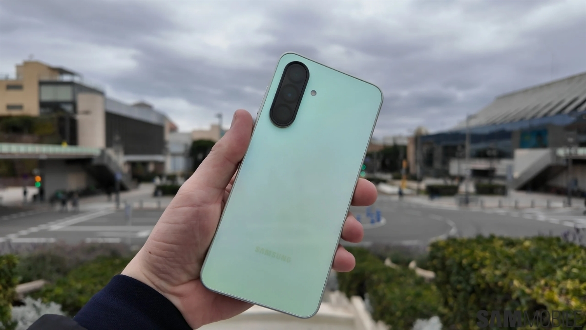 Dòng sản phẩm tầm trung Galaxy A36 cũng có mặt trong đợt cập nhật lần này