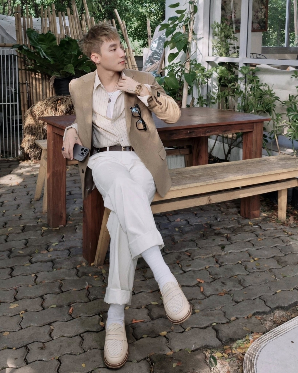 Sơn Tùng M-TP cầm trên tay một chiếc smartphone bí ẩn đầy cuốn hút