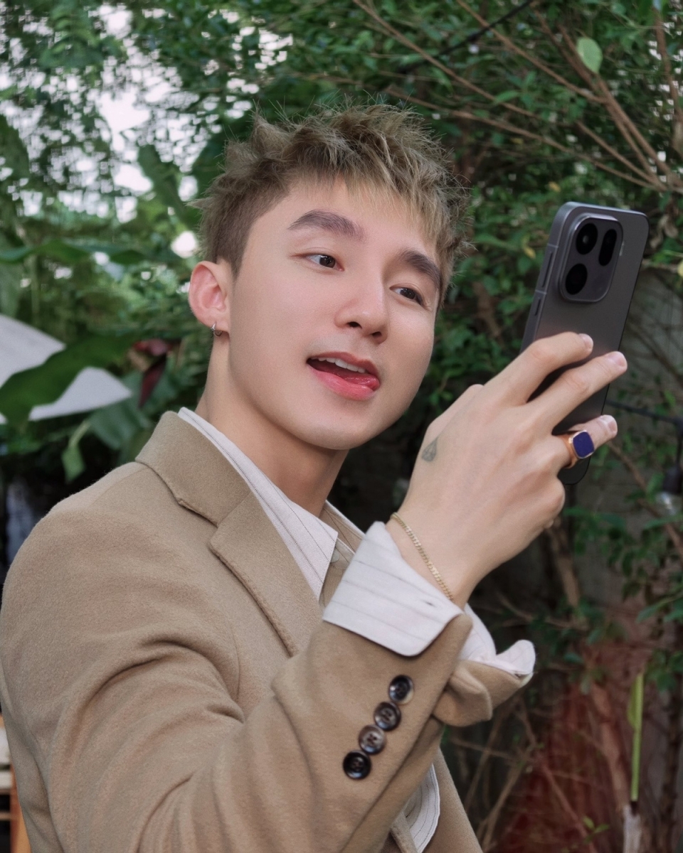 Những hình ảnh nam ca sĩ Sơn Tùng M-TP cầm OPPO Find X9 trên tay đã gây bão cộng đồng mạng