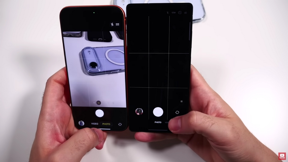 Dù ứng dụng camera của iPhone khởi động nhanh hơn, Samsung lại vượt trội hoàn toàn với khả năng zoom quang học 10x