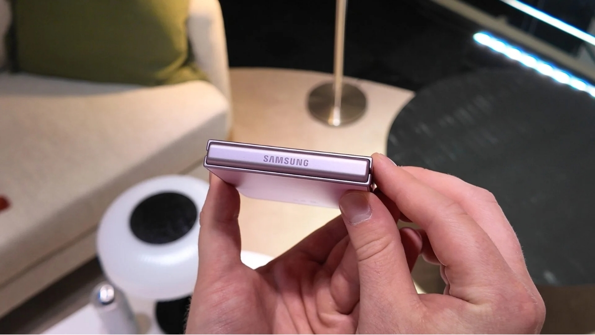 Cận cảnh logo Samsung sắc nét trên phần bản lề của siêu phẩm gập mới