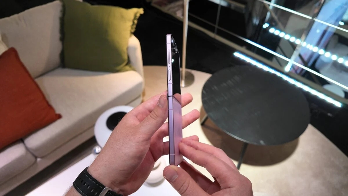 Galaxy Z Flip8 có thiết kế mỏng hơn, nhẹ hơn và bền hơn Galaxy Z Flip7