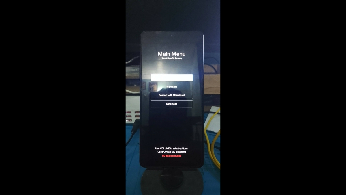 Giải pháp duy nhất hiện tại là khởi động lại liên tục để hệ thống tự động về phiên bản HyperOS 2.2 cũ hơn