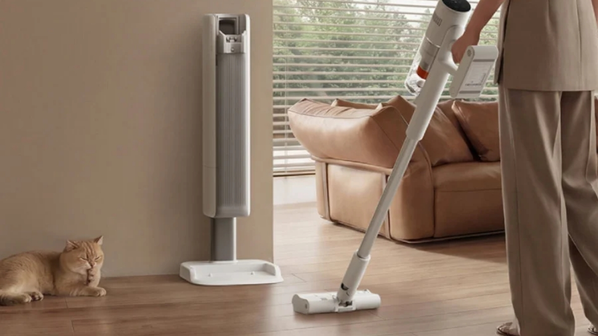 Người dùng chỉ cần đẩy nhẹ máy vào trạm gốc để thiết bị tự động sạc lại và hút hết bụi vào túi