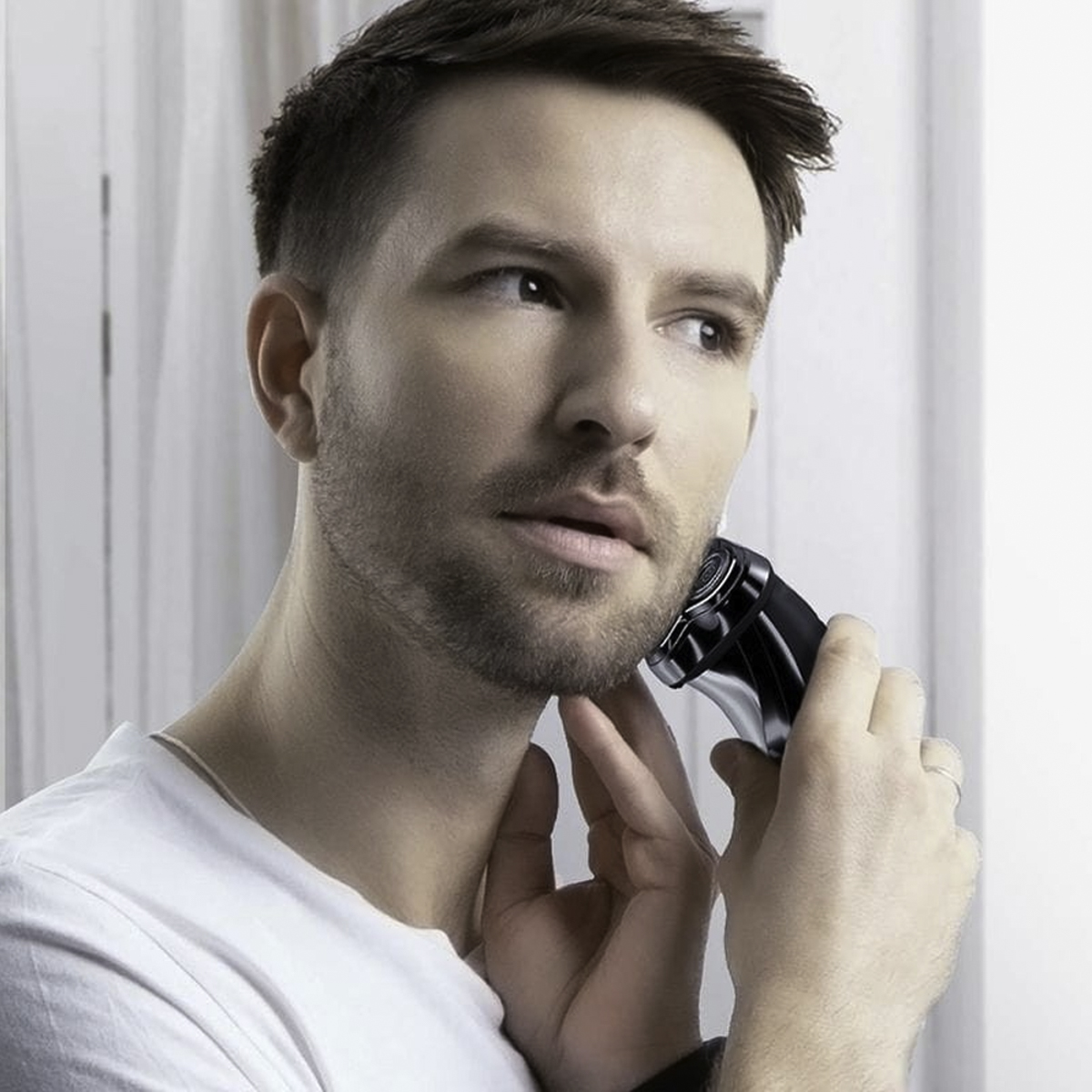 Máy cạo râu Enchen trang bị 3 đầu cắt 3D tự mài giúp dọn sạch râu êm ái không rát da.