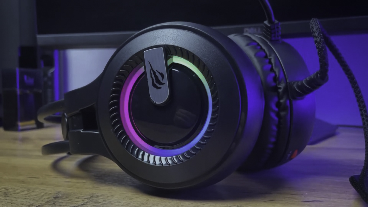 Tai nghe Havit sở hữu màng loa 50mm cho dải bass uy lực và micro lọc ồn đàm thoại cực rõ.