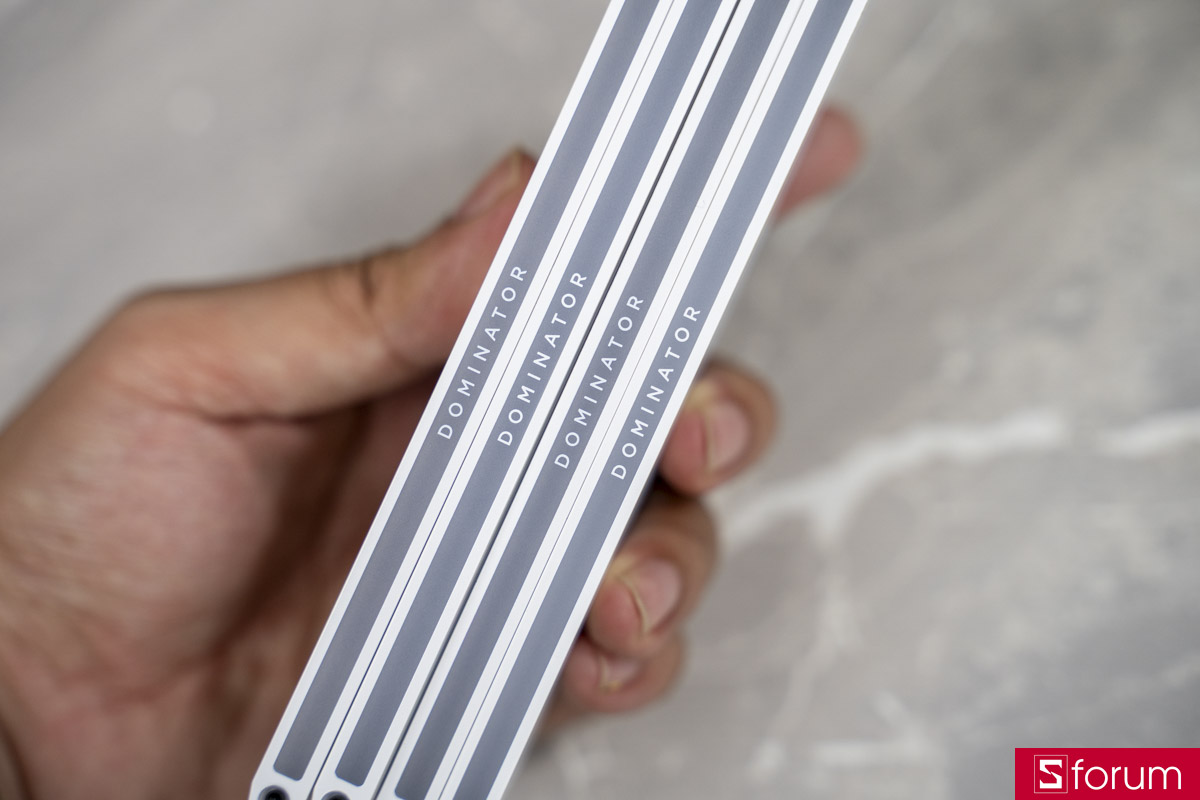 có thể dùng dụng cụ chuyên dụng để thay thế phần Top-bar của RAM Corsair Dominator Titanium.