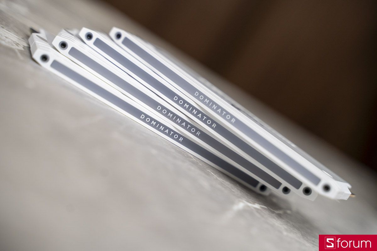 Phần Top-bar của RAM Corsair Dominator Titanium