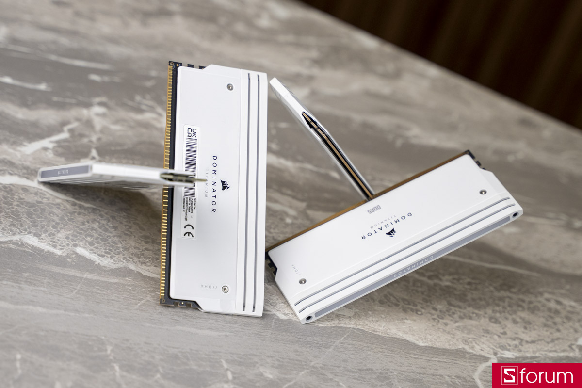 RAM Corsair Dominator Titanium có tông màu trắng chủ đạo