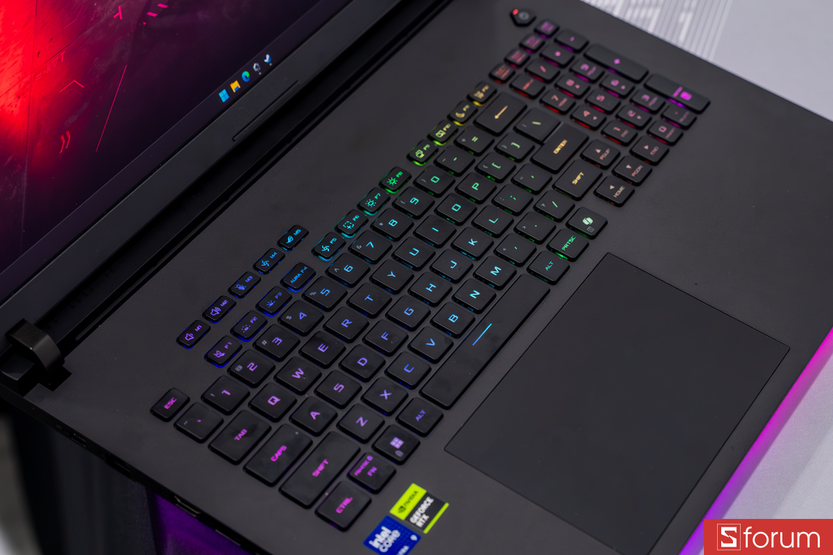 Bàn phím của ROG Strix SCAR 18 2026 có lớp phủ hạn chế bám dấu vân tay tốt hơn thế hệ trước