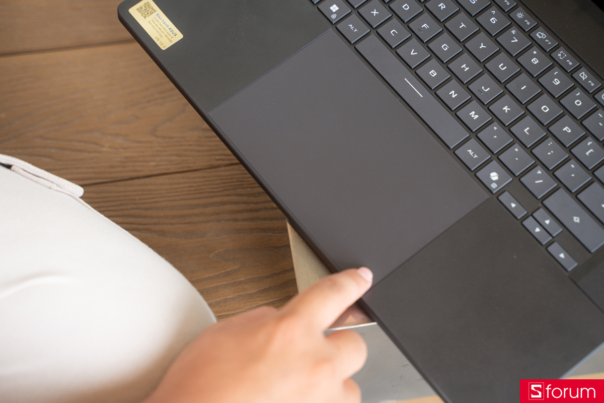 ROG Zephyrus G16 2026 có touchpad kích thước lớn nhưng chưa được nâng cấp lên cơ chế Haptic Touchpad tương tự thế hệ trước