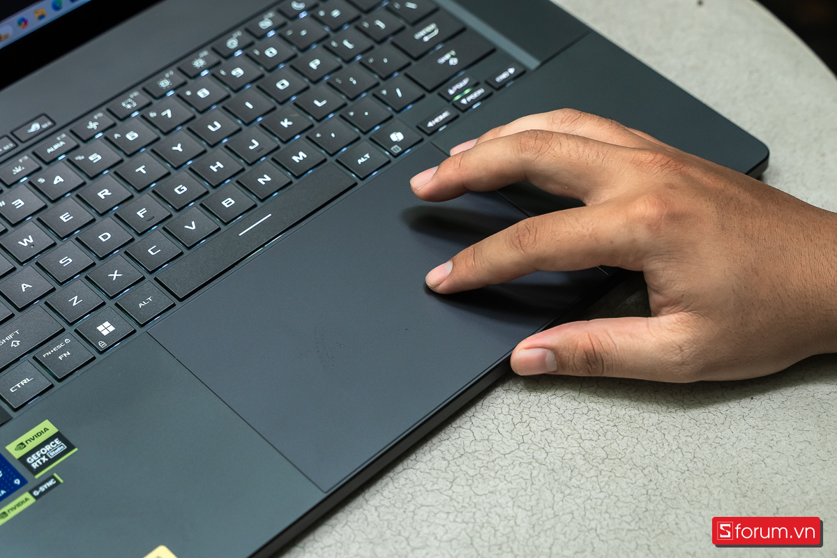 Touchpad trên ROG Zephyrus G16 2025