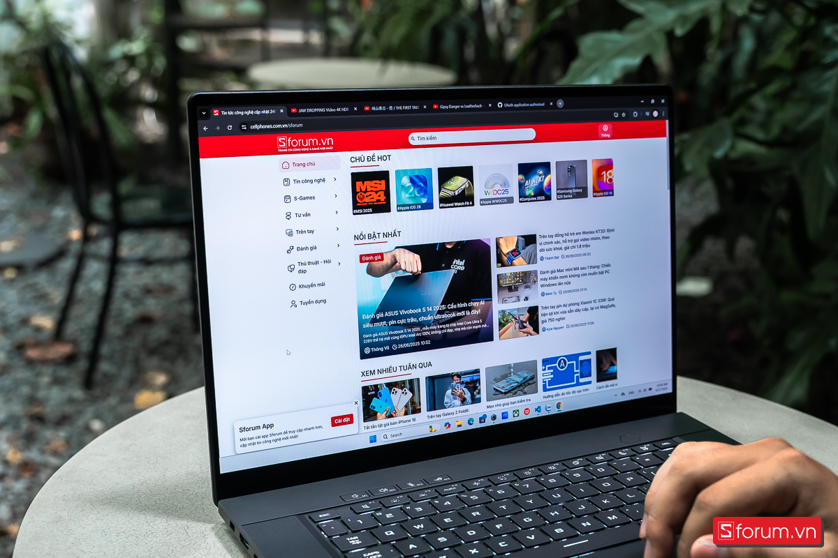 Màn hình của ROG Zephyrus G16 2025